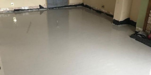 What are the benefits of using floor screed?